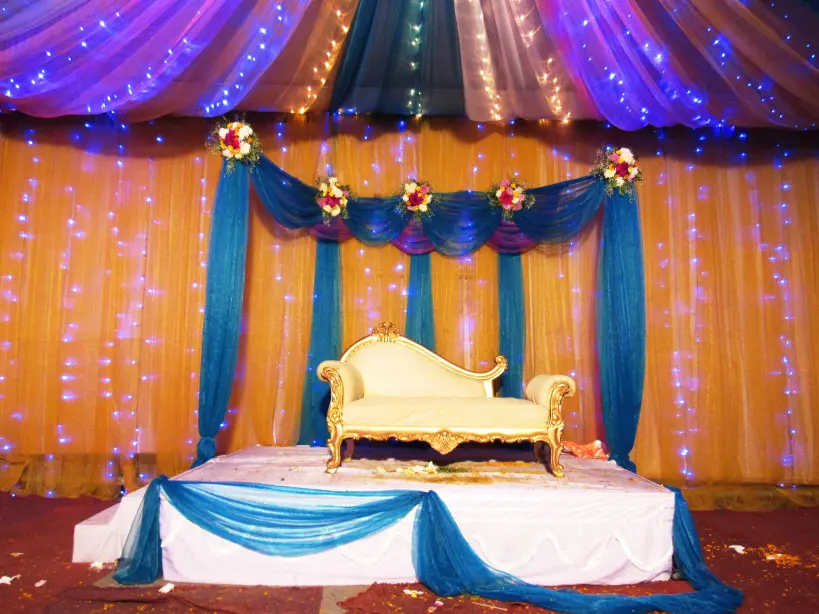 Set with sofa, flowers an bouquets in Golden colors